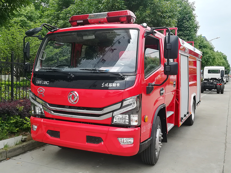 東風 5 噸泡沫消防車